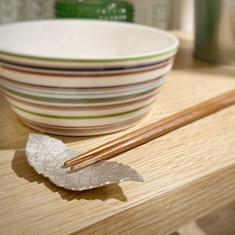 正木春蔵　色絵カンタ文3.5寸皿 豆皿 ネコバス アクリルリボンチャーム 正木春蔵 色絵カンタ文3.5寸皿