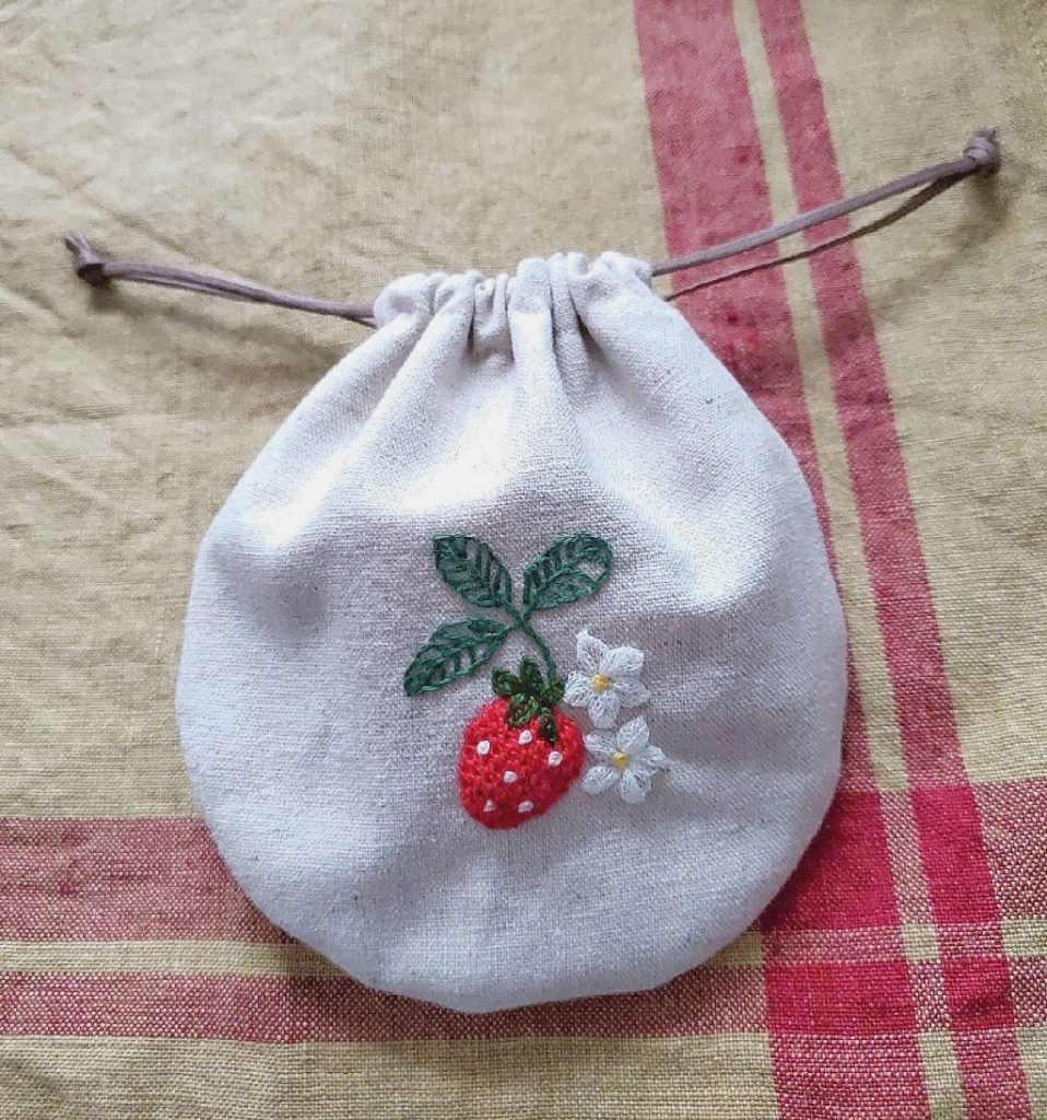 KeittoOppi】初心者刺繍教室◎立体刺繍でイチゴのミニポーチ作り