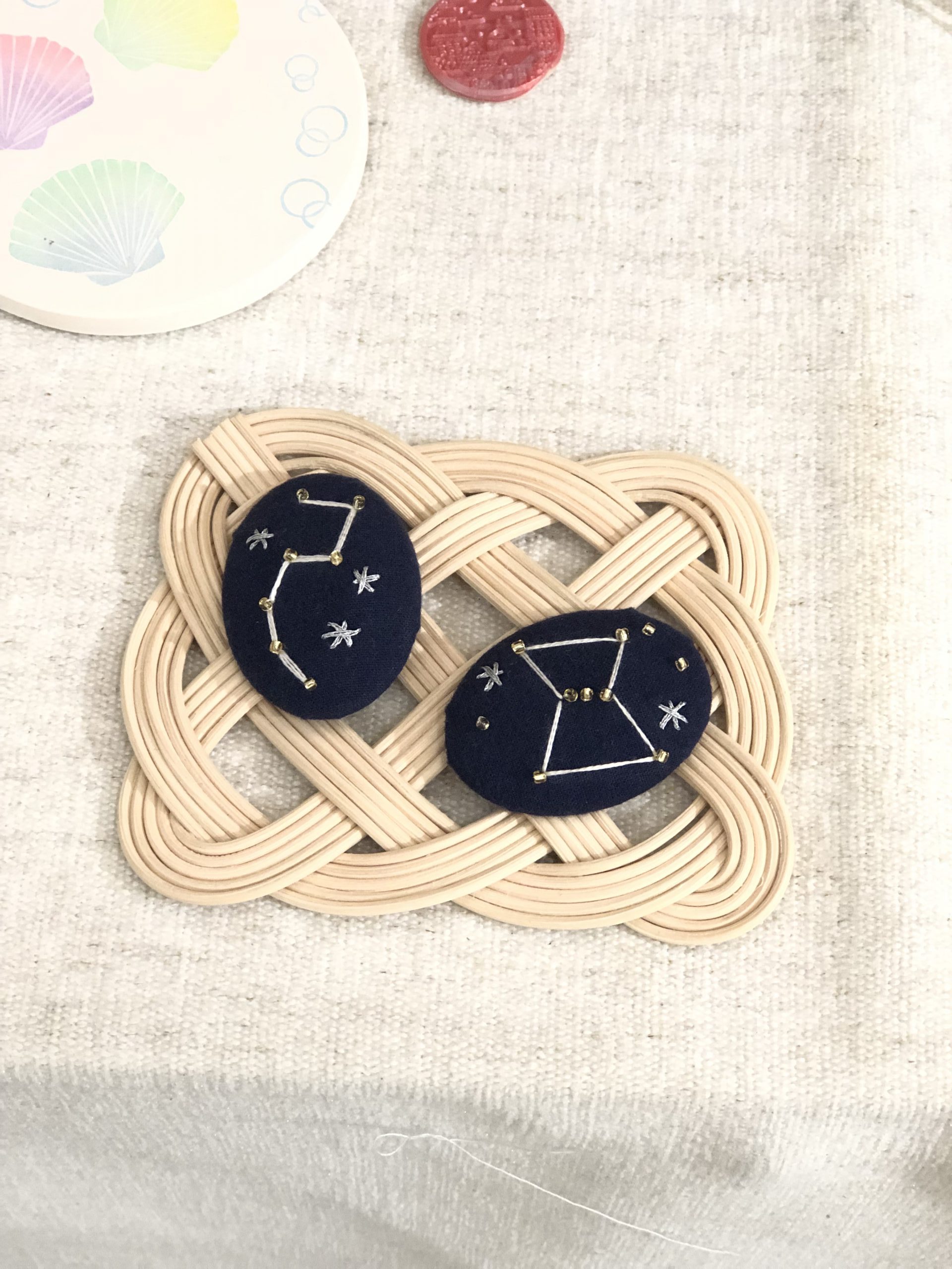 Keitto Oppi】ビーズを使った星と星座の刺繍ブローチ♪ | Keitto(ケイット)