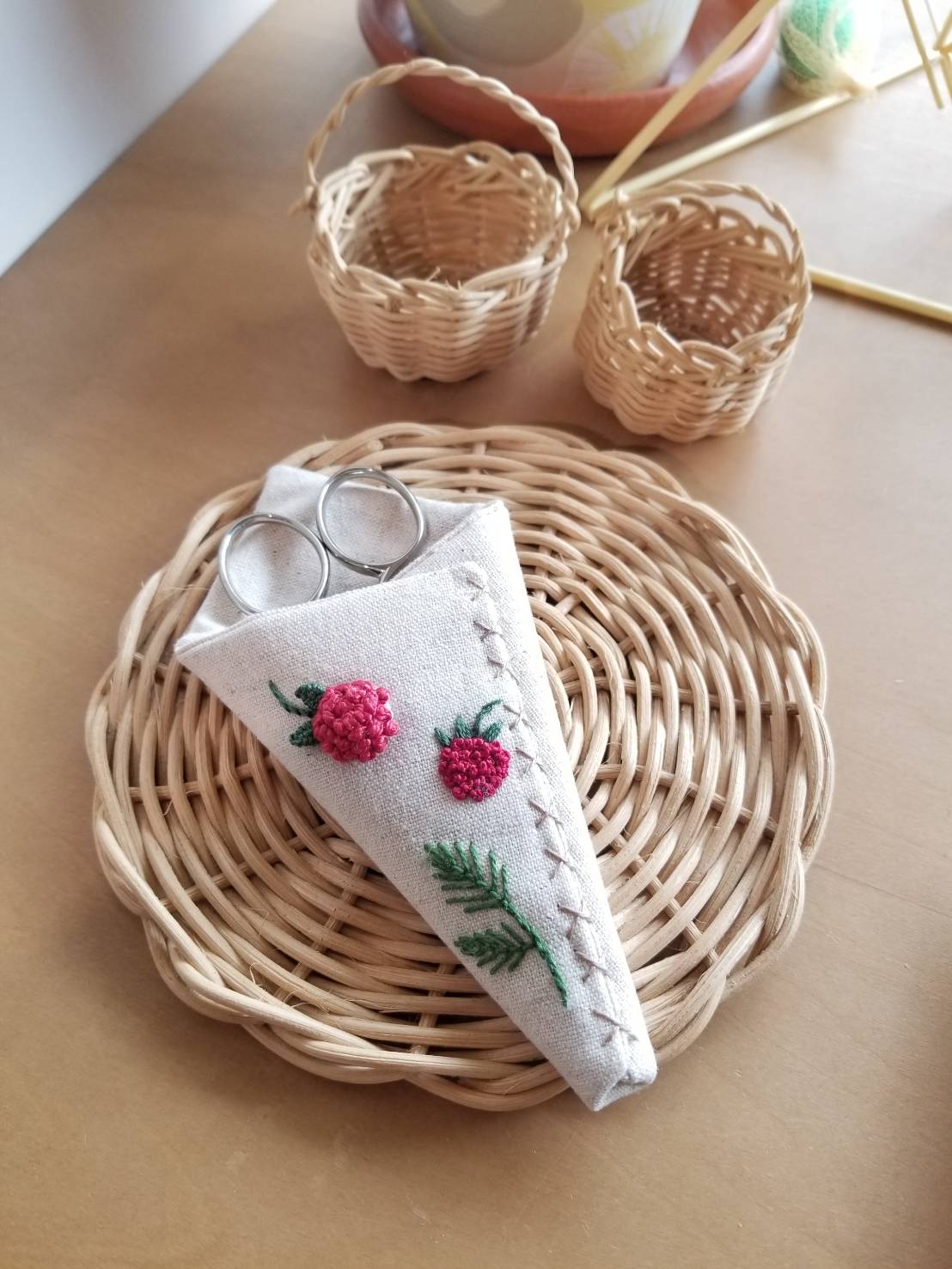 KeittoOppi】刺繍教室◎立体的なデザインでラズベリー柄のシザー