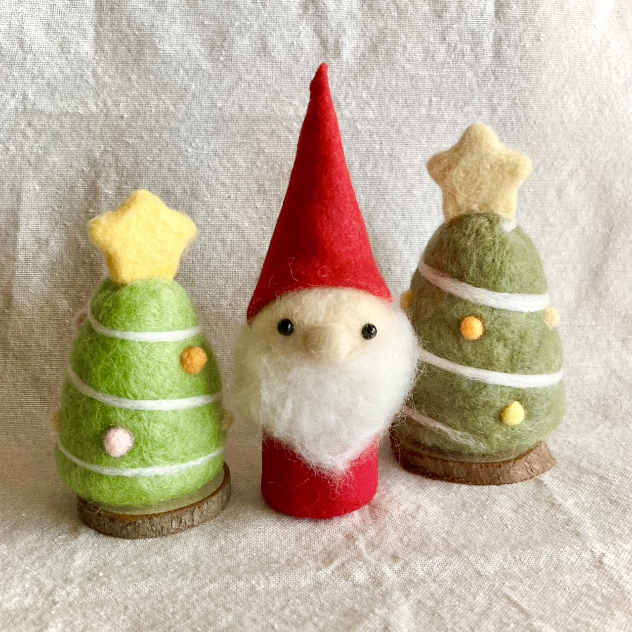 クリスマス Xmas サンタクロース オブジェ 置物 おしゃれ かわいい フェルト 雑貨 卓上 飾り 緑 赤 白 グレー 羊毛フェルトのCorocoro  Santa stand４カラー [tbk7055] | ギギliving