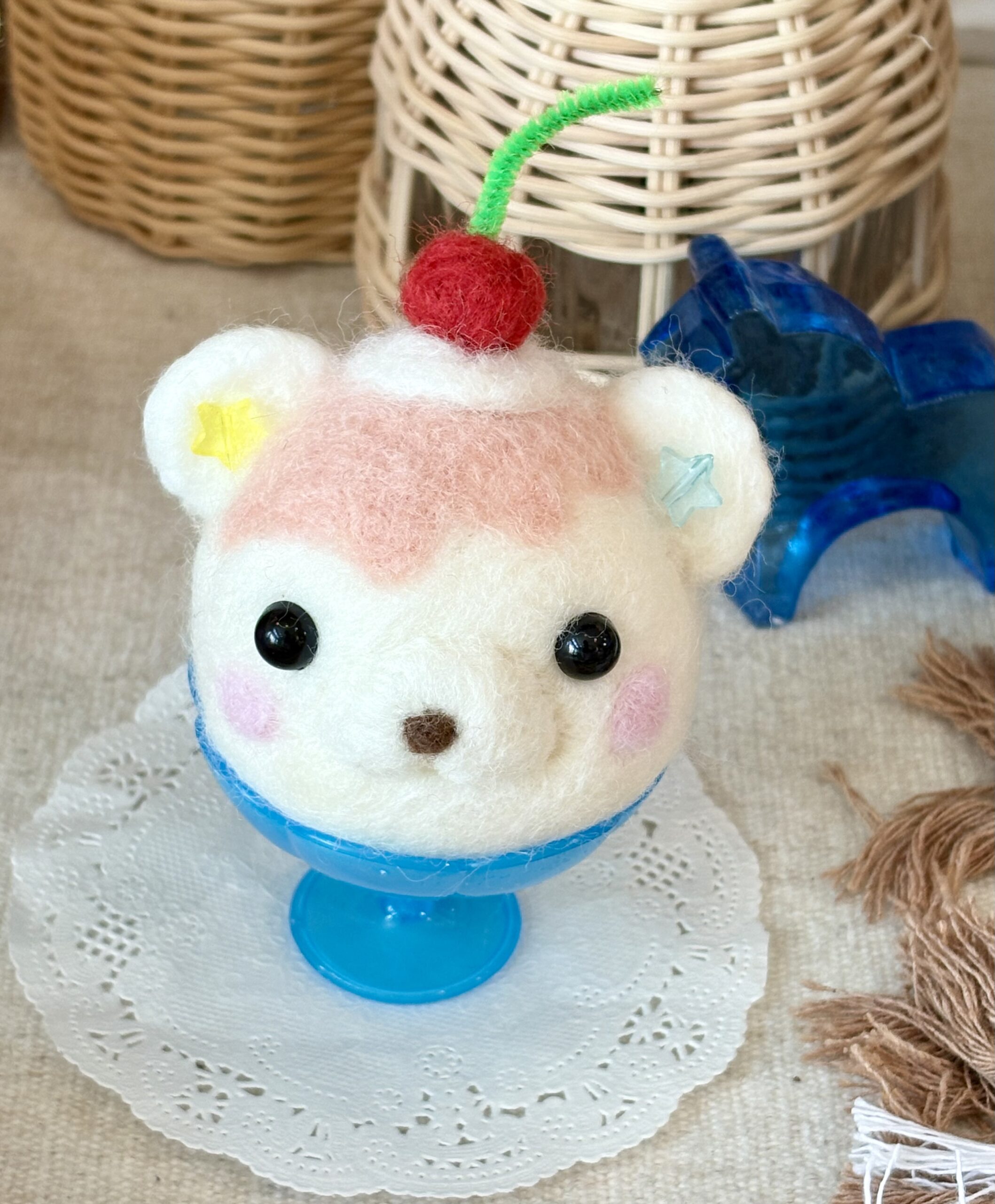 愛のこもった羊毛フェルト 熊　アイスクリーム キーホルダー 羊毛フェルトくまアイスキーホルダー - yuki | minne byGMOペパボ 国内