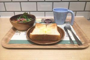 モーニングセット10：00～12：00限定人気の湯だね食パン（ジャム・バター付き）・サラダ・ドリンク380円